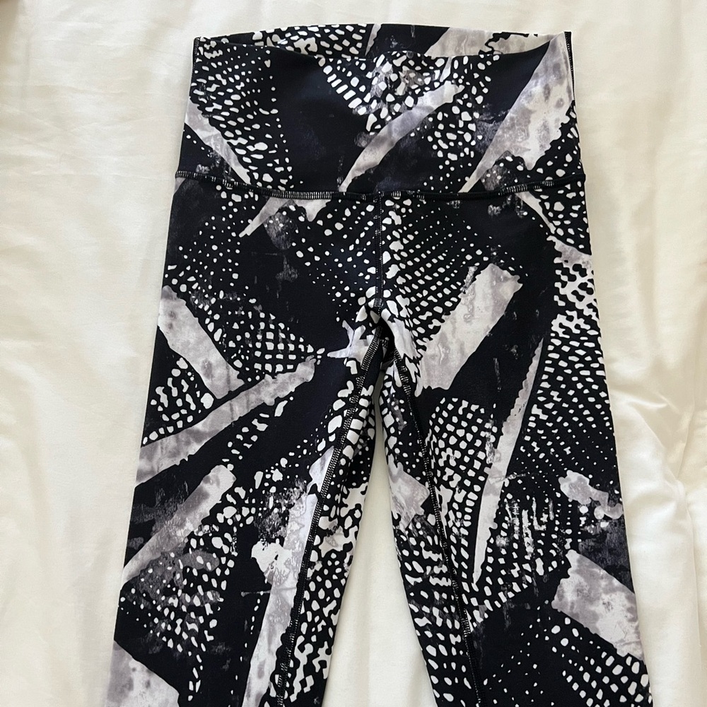 Lululemon OG Wunderunder leggings, black and white airbrush print, size 6